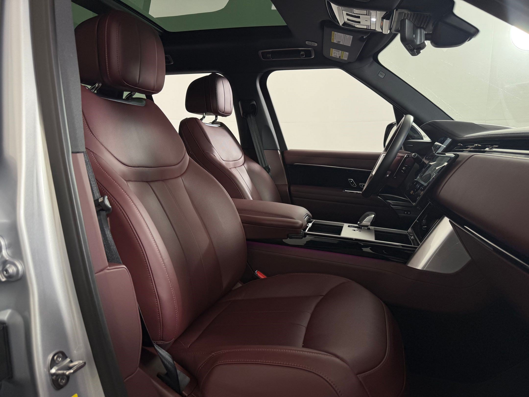 Certified 2025 Land Rover Range Rover SE AWD/4WD image 23