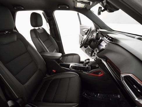 Used 2021 Chevrolet TrailBlazer RS w/ Technology Package image 11