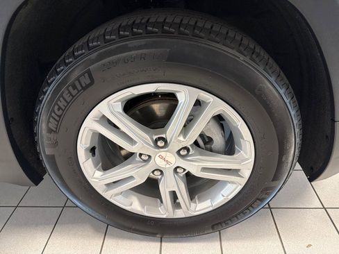 Used 2024 GMC Terrain SLE w/ Driver Convenience Package image 9