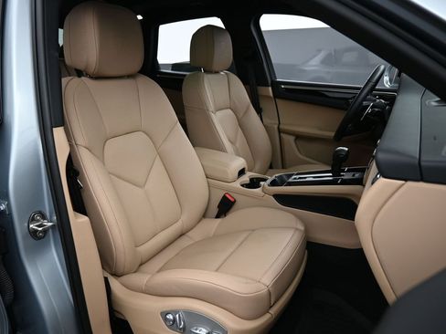 Certified 2023 Porsche Macan Turbo AWD/4WD image 29