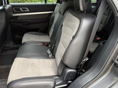Used 2017 Ford Explorer XLT w/ Equipment Group 202A AWD/4WD image 24