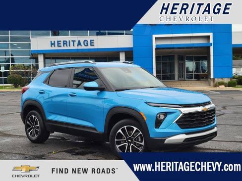 Used 2025 Chevrolet TrailBlazer LT AWD/4WD image 1
