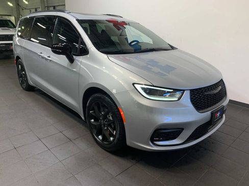 New 2026 Chrysler Pacifica Limited image 2