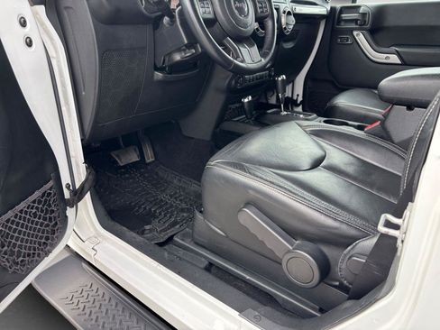 Used 2017 Jeep Wrangler Sahara w/ Connectivity Group AWD/4WD image 35
