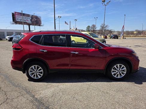 Used 2017 Nissan Rogue SV image 4