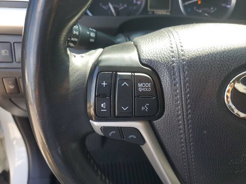 Used 2019 Toyota Highlander SE FWD image 18