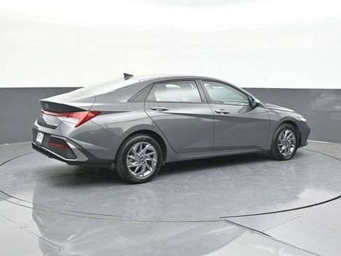 Used 2025 Hyundai Elantra Hybrid FWD image 16