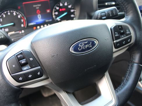 Used 2022 Ford Explorer XLT w/ Equipment Group 202A image 9