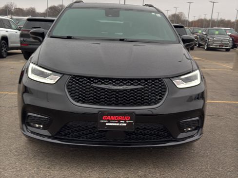 Used 2024 Chrysler Pacifica Touring-L w/ Uconnect Theater Family Group image 3