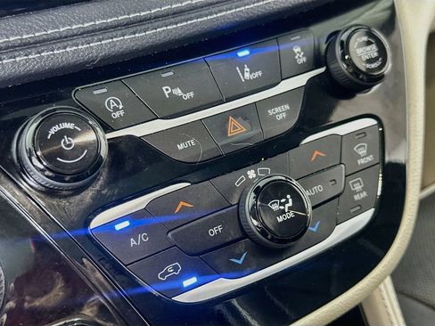 Used 2023 Chrysler Pacifica Limited FWD image 27