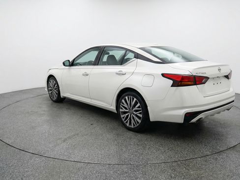 Used 2025 Nissan Altima 2.5 SV FWD image 6