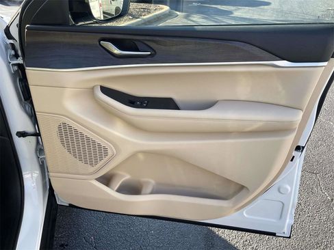 New 2025 Jeep Grand Cherokee Limited image 16