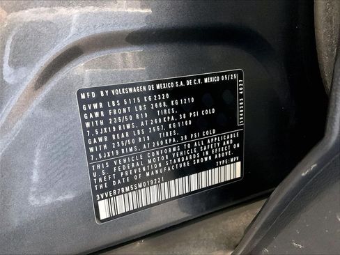 Used 2025 Volkswagen Tiguan SE AWD/4WD image 36