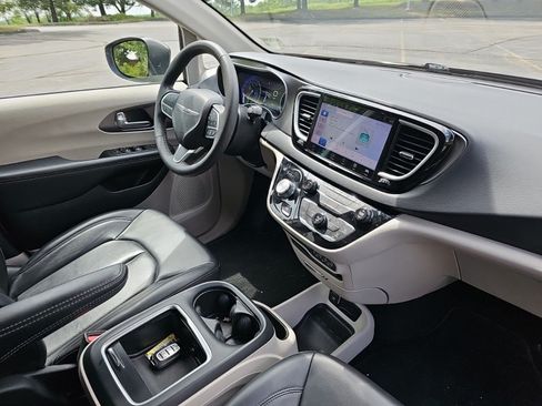 Used 2023 Chrysler Pacifica Touring-L FWD image 13