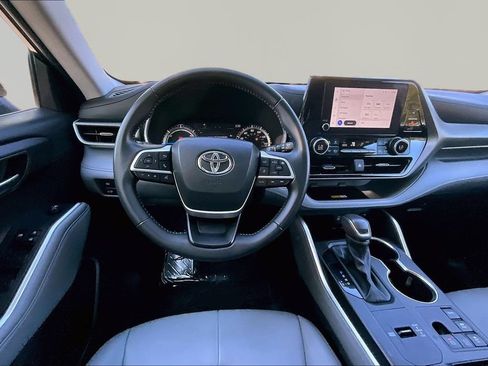 Used 2024 Toyota Highlander XLE AWD/4WD image 9