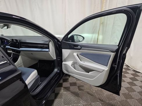 Certified 2025 Volkswagen Jetta SE image 30