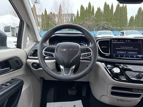Used 2023 Chrysler Pacifica Touring-L image 22