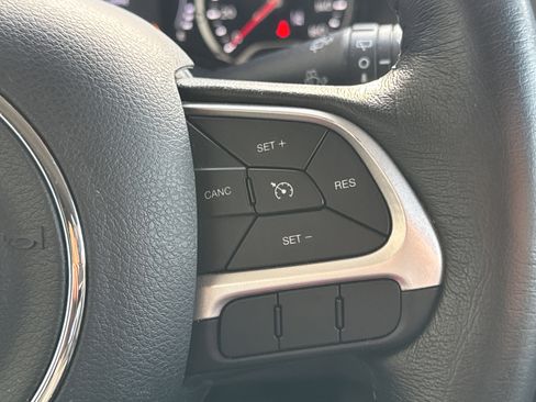 Used 2023 Jeep Renegade Latitude w/ Premium Group image 18