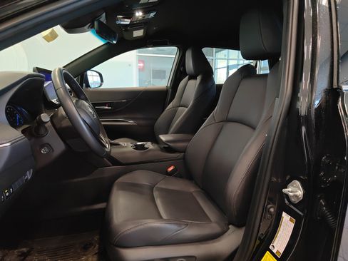 Used 2024 Toyota Venza XLE image 10