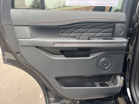 Used 2024 Ford Expedition Platinum image 18