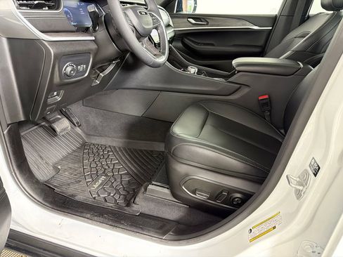 Used 2025 Jeep Grand Cherokee Limited w/ Black Appearance Package image 11