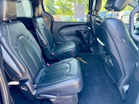 Used 2019 Chrysler Pacifica Touring-L Plus w/ Advanced Safetytec Group FWD image 10