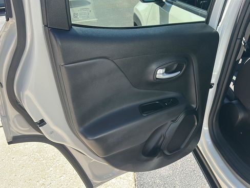 Used 2023 Jeep Renegade Trailhawk AWD/4WD image 17
