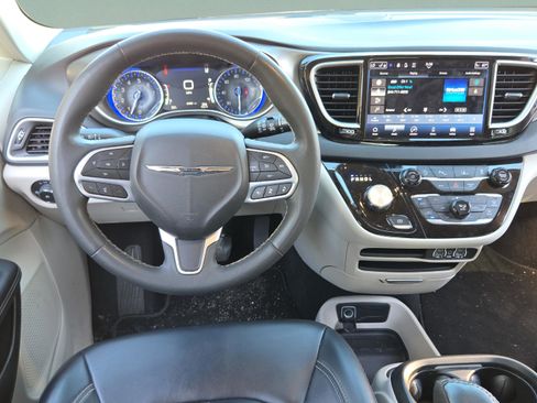 Used 2023 Chrysler Pacifica Touring-L FWD image 11