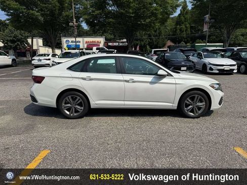 Certified 2023 Volkswagen Jetta SE w/ Panoramic Sunroof Package FWD image 9