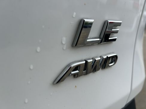 Used 2021 Toyota RAV4 LE AWD/4WD image 9