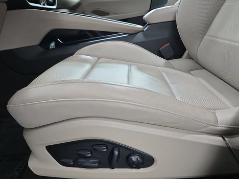 Certified 2025 Porsche Macan Turbo Electric AWD/4WD image 23