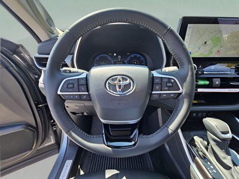 Certified 2026 Toyota Highlander Limited AWD/4WD image 24