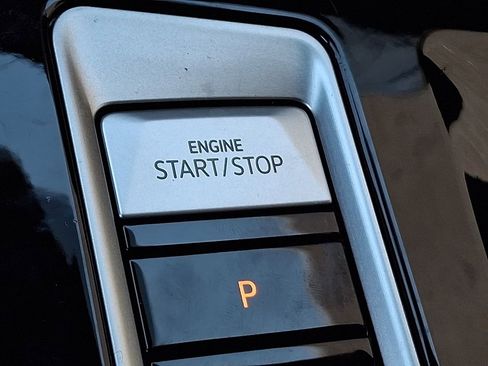 Certified 2025 Volkswagen Atlas Cross Sport SE w/ Panoramic Sunroof Package image 25