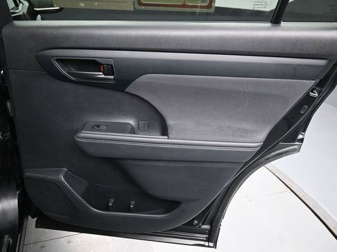 Certified 2021 Toyota Highlander LE image 34