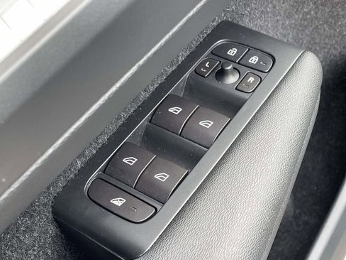 Used 2019 Volvo XC40 T5 Momentum image 6