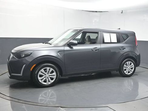 Used 2025 Kia Soul LX FWD image 4