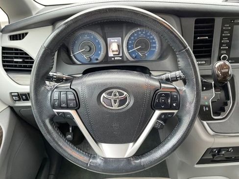 Used 2019 Toyota Sienna XLE Premium image 13