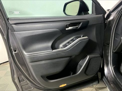 Used 2021 Toyota Highlander XSE FWD image 18