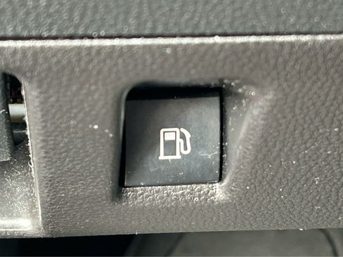 Used 2021 Toyota Highlander XLE AWD/4WD image 25