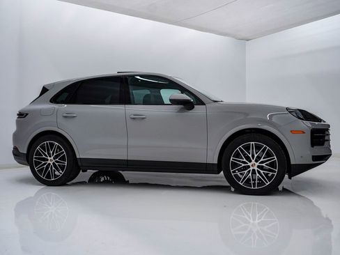 Certified 2025 Porsche Cayenne AWD/4WD image 9