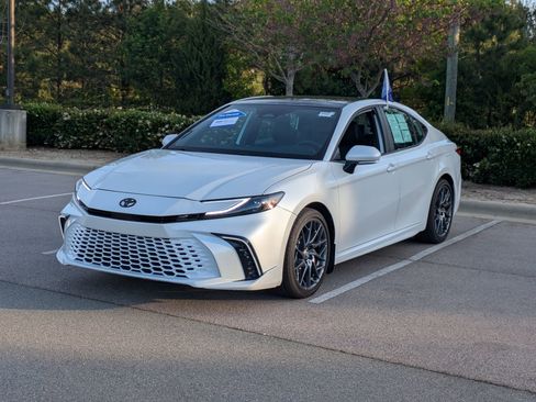 Used 2025 Toyota Camry XSE FWD image 8