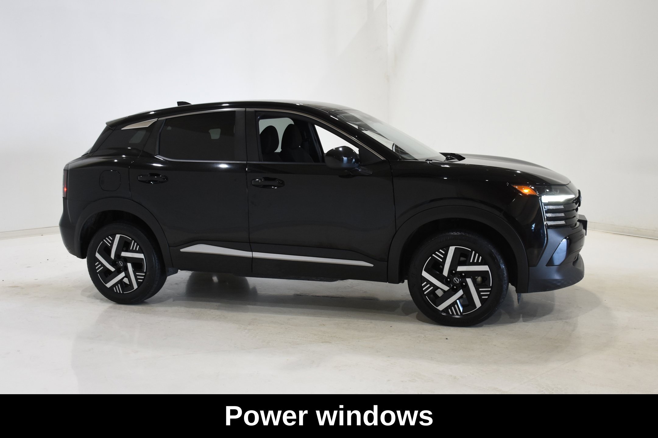 Used 2025 Nissan Kicks SV FWD image 3
