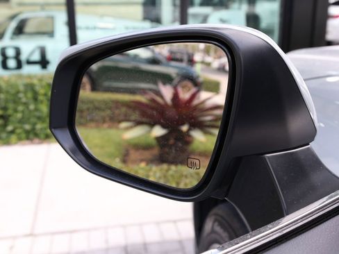 Used 2023 Toyota Highlander XLE FWD image 9