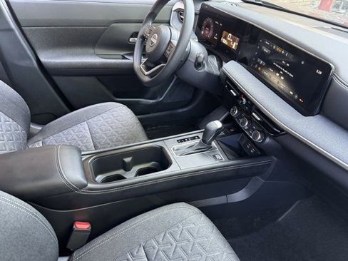 Used 2025 Nissan Kicks SV AWD/4WD image 18
