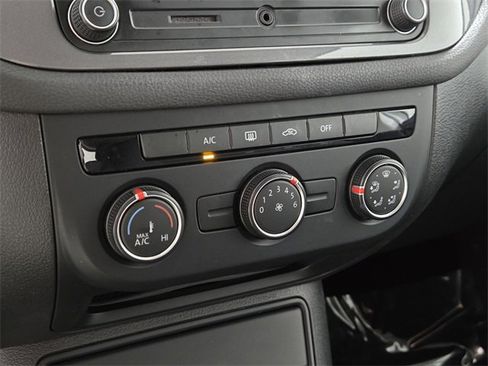 Used 2017 Volkswagen Tiguan S image 34