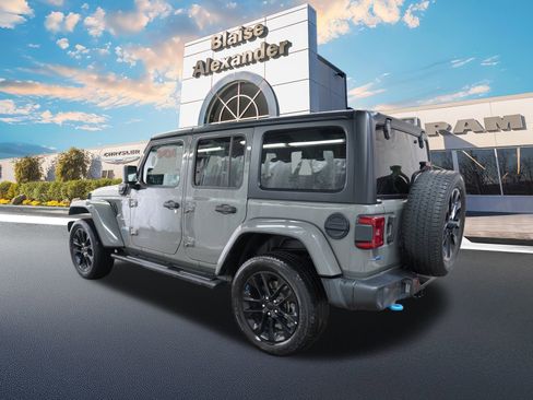 Used 2023 Jeep Wrangler Sahara image 9
