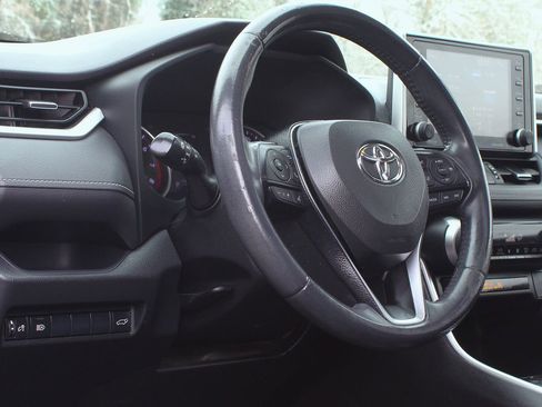Used 2019 Toyota RAV4 XLE Premium image 17