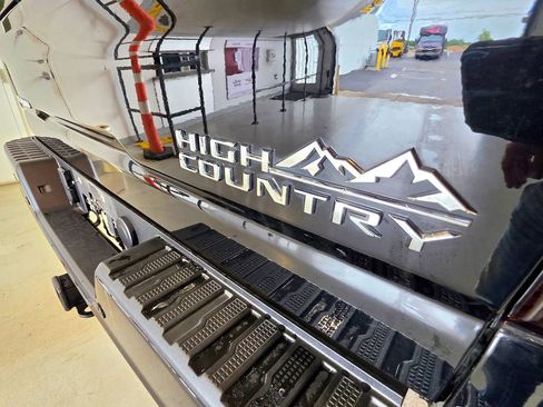 Used 2024 Chevrolet Silverado 2500 High Country w/ High Country Premium Package AWD/4WD image 9