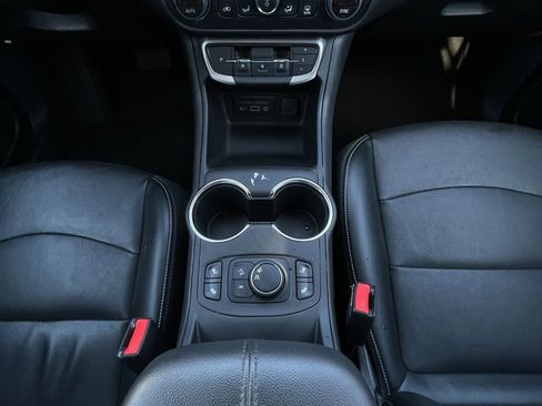 Used 2024 GMC Terrain SLT image 21