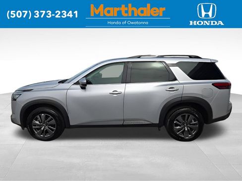 Used 2025 Nissan Pathfinder SV FWD image 2